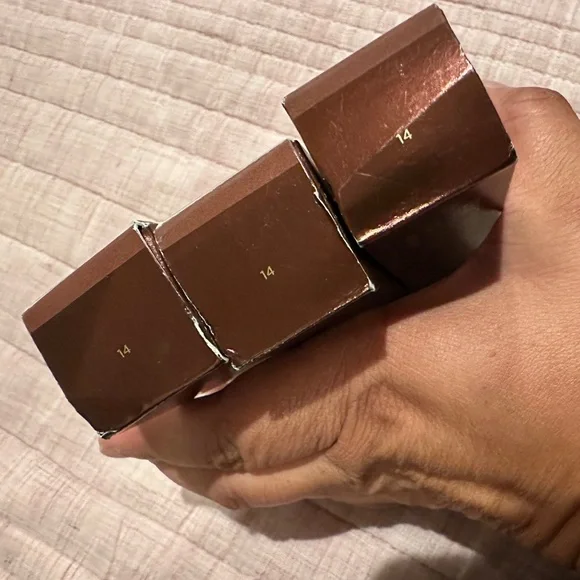 Hourglass Ambient Soft Glow Foundations - Picture 2 of 2